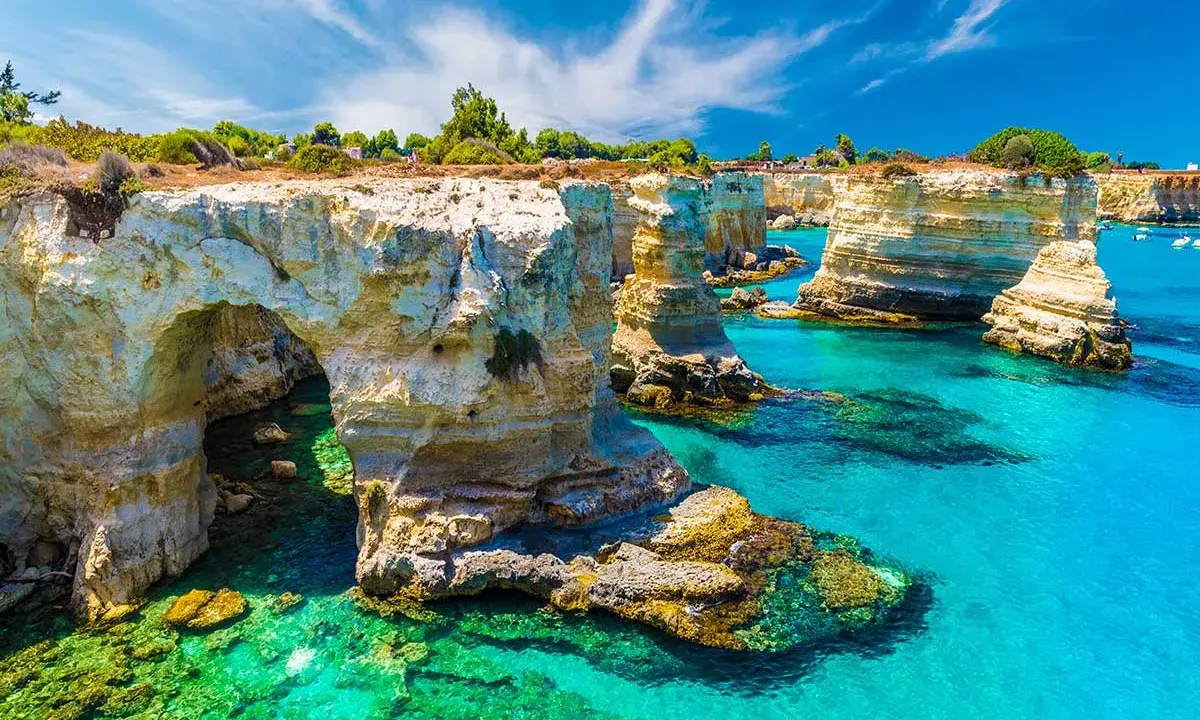 Faraglioni di Sant'Andrea, un luogo incantevole da scoprire, ideale per chi cerca cosa visitare vicino Gallipoli.