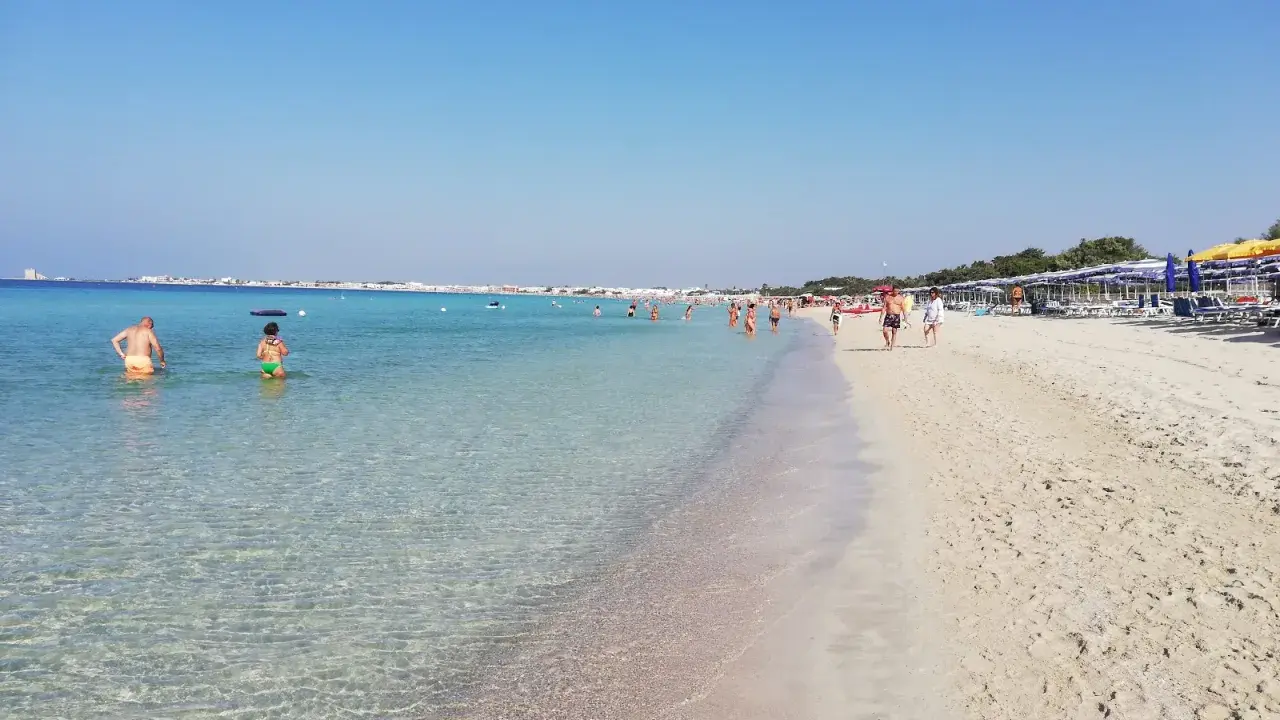 Spiaggia di Torre Lapillo, Salento. Acque cristalline e sabbia dorata per una giornata di sole e relax.