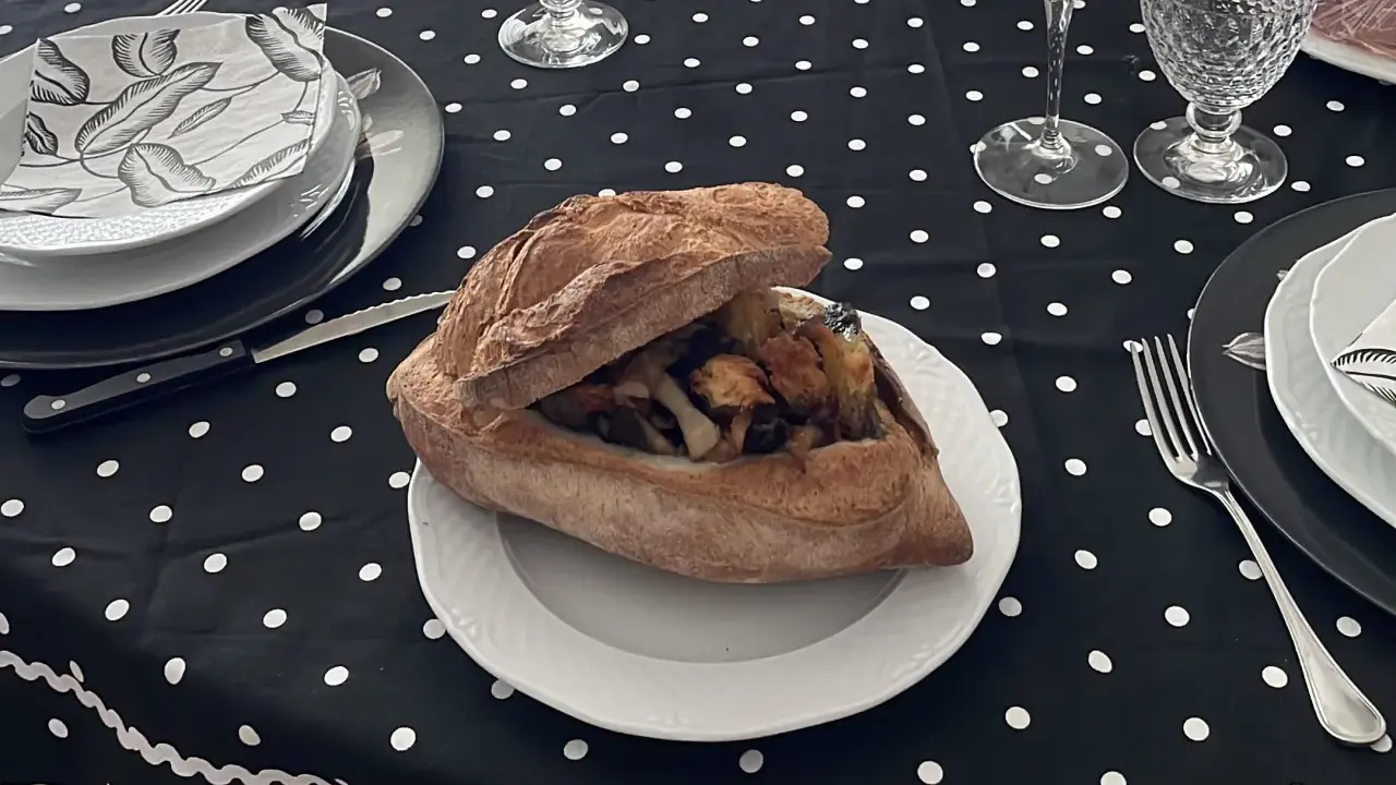 Pane ripieno con verdure e formaggio, un assaggio degli antipasti tipici pugliesi.
