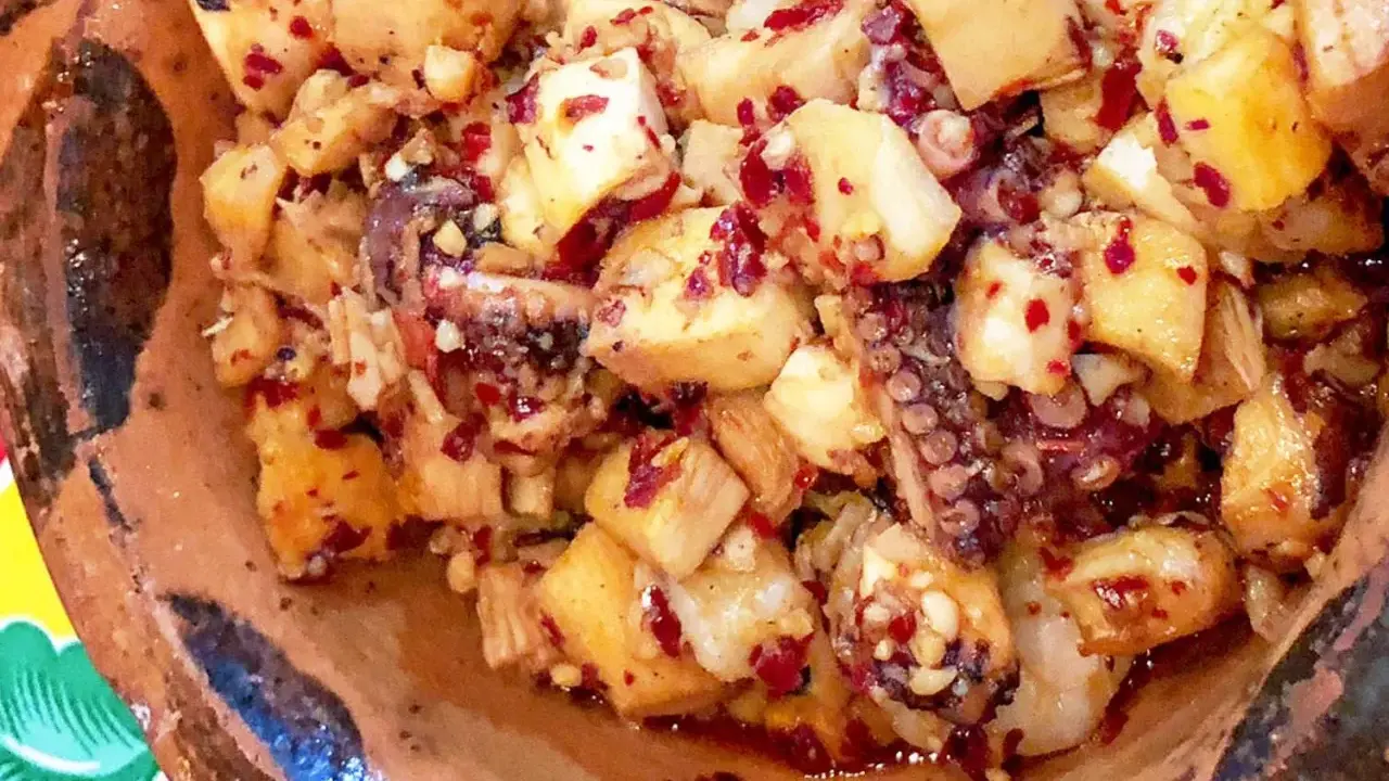 Polpo alla pignata, un sapore autentico di Lecce in un piatto ricco e gustoso. Tentacoli succulenti e patate condite con spezie.