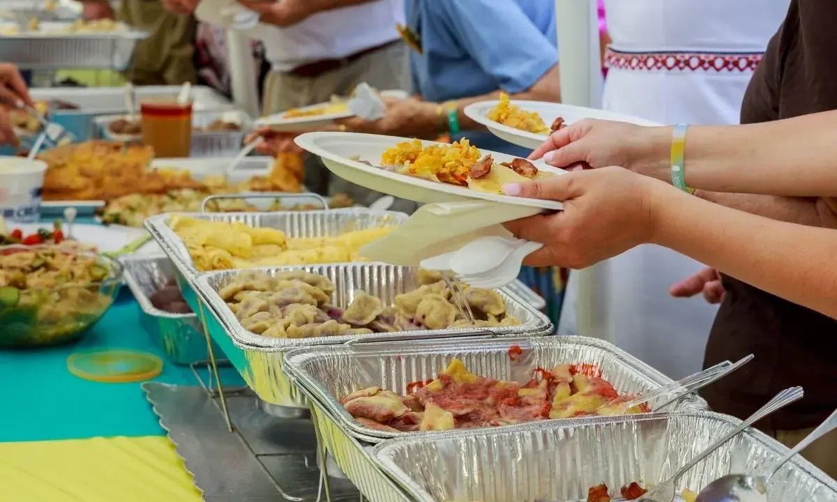 Un buffet ricco di pietanze per le feste e sagre oggi: ravioli, involtini e altro ancora.