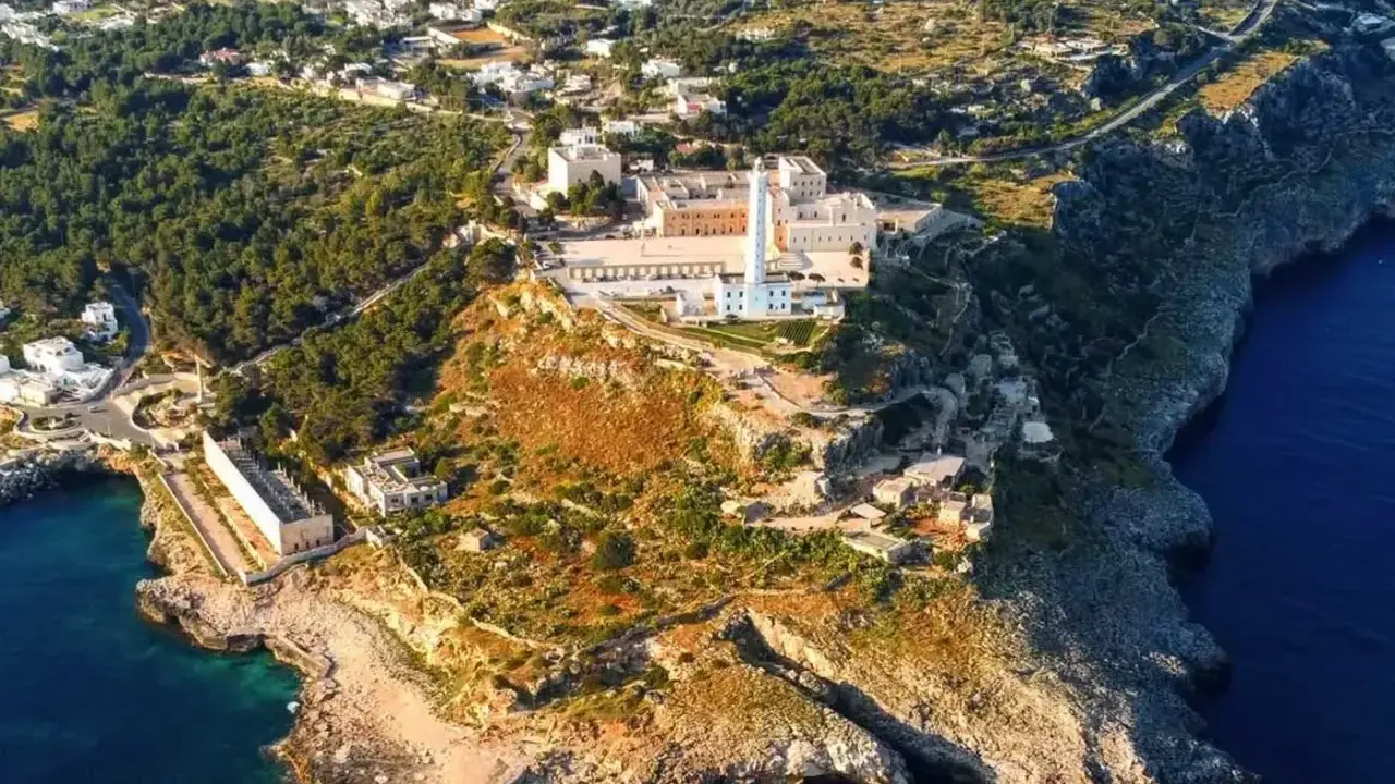 Panoramica di Santa Maria di Leuca, dove il Santuario domina la scogliera a picco sul mare blu intenso.