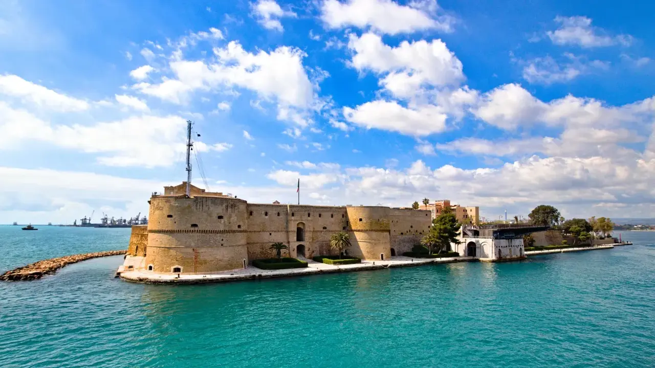 Castello Aragonese a Taranto, un gioiello che mostra dove si trova la Puglia, con il mare turchese e il cielo azzurro.