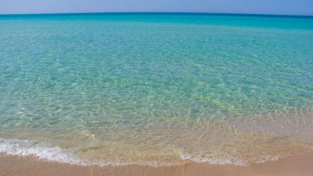 Acque cristalline e sabbia dorata a Ugento mare. Un invito a tuffarsi in questo paradiso.