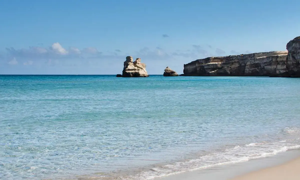 Acque cristalline e scogliere suggestive vicino alla torre dell'orso spiaggia.