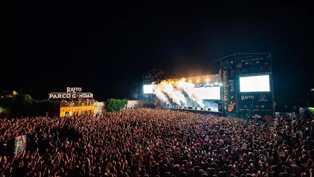 La folla in delirio a Gallipoli per la movida di Parco Gondar. Fumo e luci sul palco per un concerto indimenticabile.