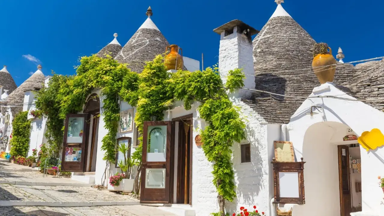 Trulli bianchi fioriti in Puglia, un'atmosfera magica per il 25 aprile.