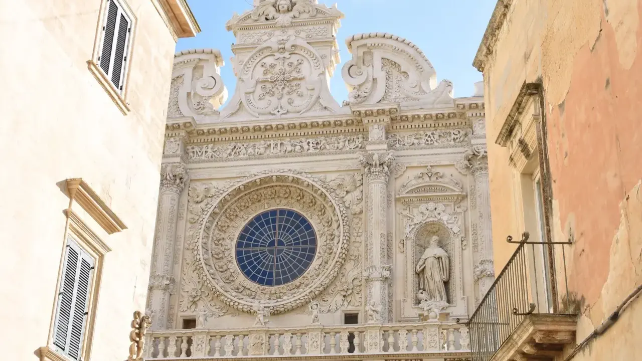 Facciata barocca di Lecce, un gioiello che risplende durante le feste patronali Salento.