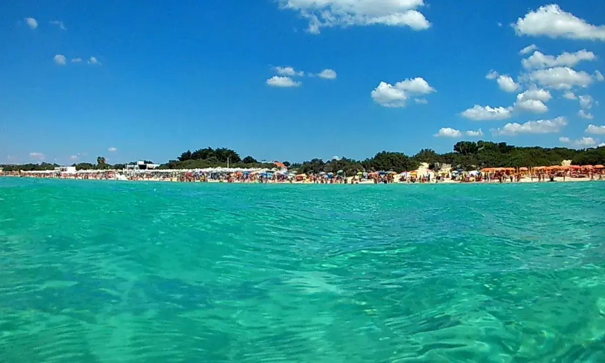 Acque cristalline e una spiaggia affollata di ombrelloni colorati: il **miglior lido Torre Lapillo** per una giornata di sole indimenticabile.