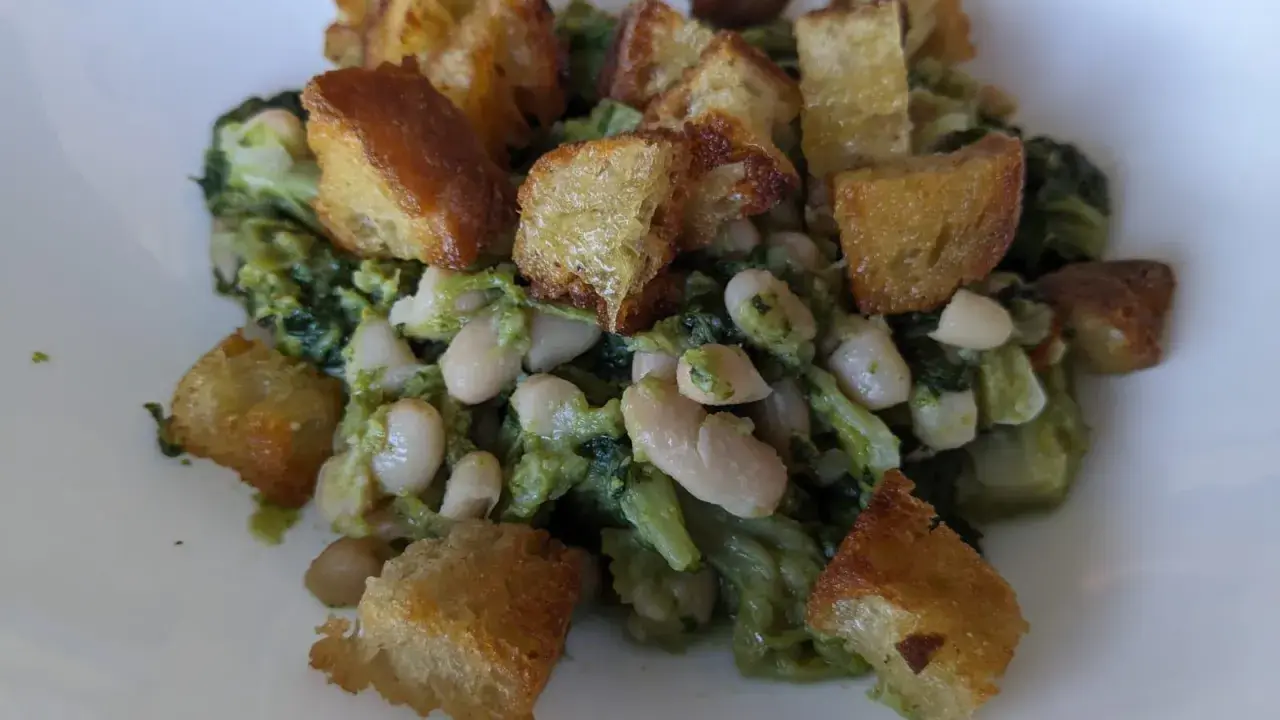 Un piatto di verdure verdi con fagioli bianchi e crostini dorati. Un vero "marenna" che sa di casa.