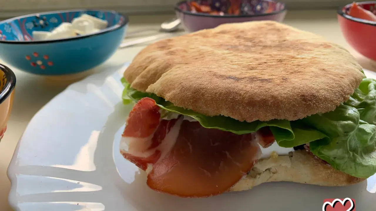 Puccia salentina con prosciutto e lattuga. Un'idea semplice su come condire la puccia salentina per un pasto gustoso.
