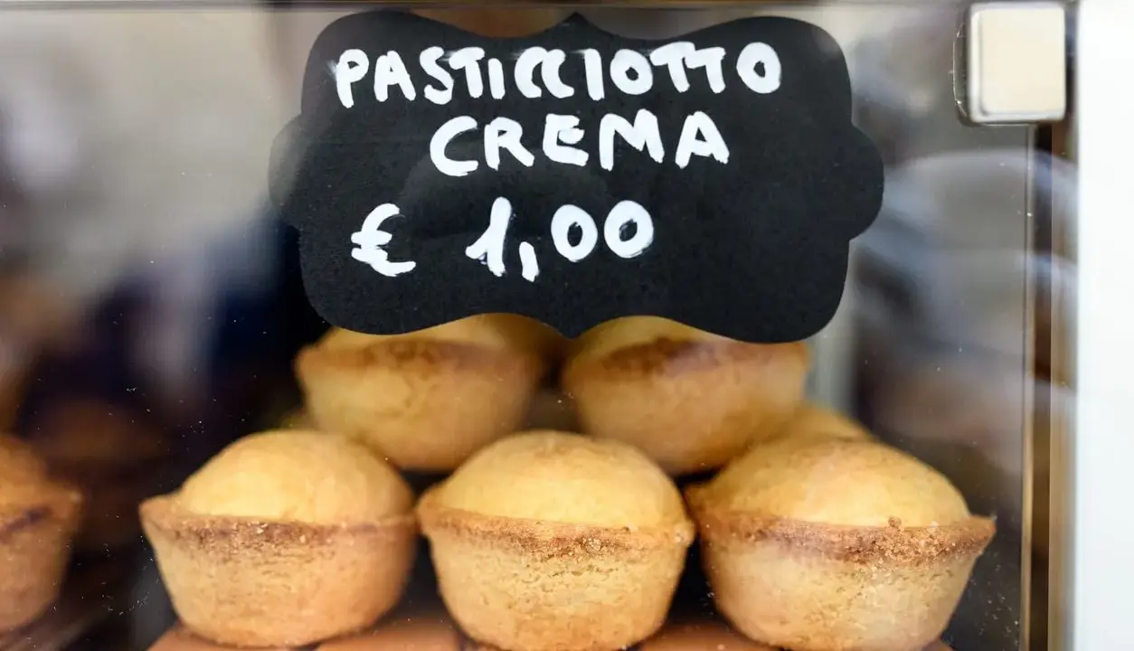 Pasticciotti alla crema, deliziosi dolci tipici pugliesi, in vetrina a €1,00.