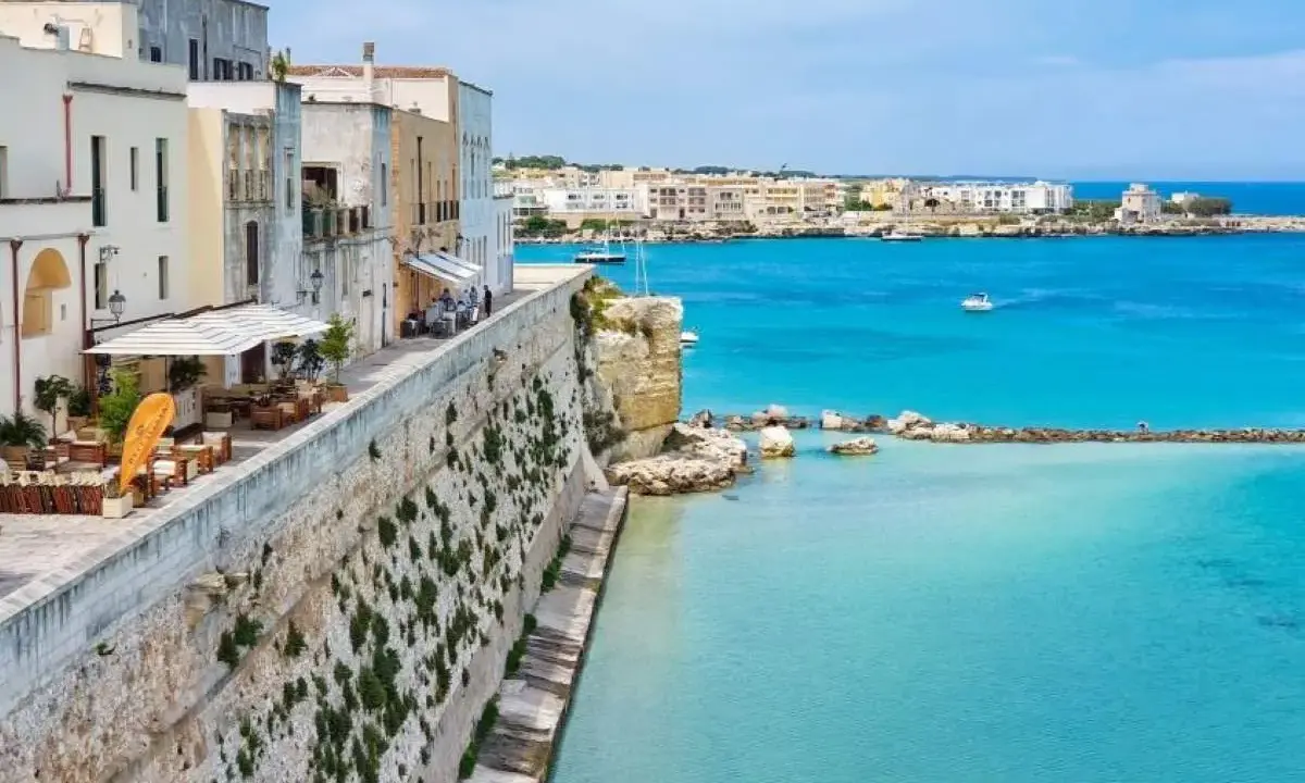 Vista panoramica del centro storico di Otranto, con case bianche affacciate sul mare turchese. Una mappa ideale per esplorare questo gioiello pugliese.