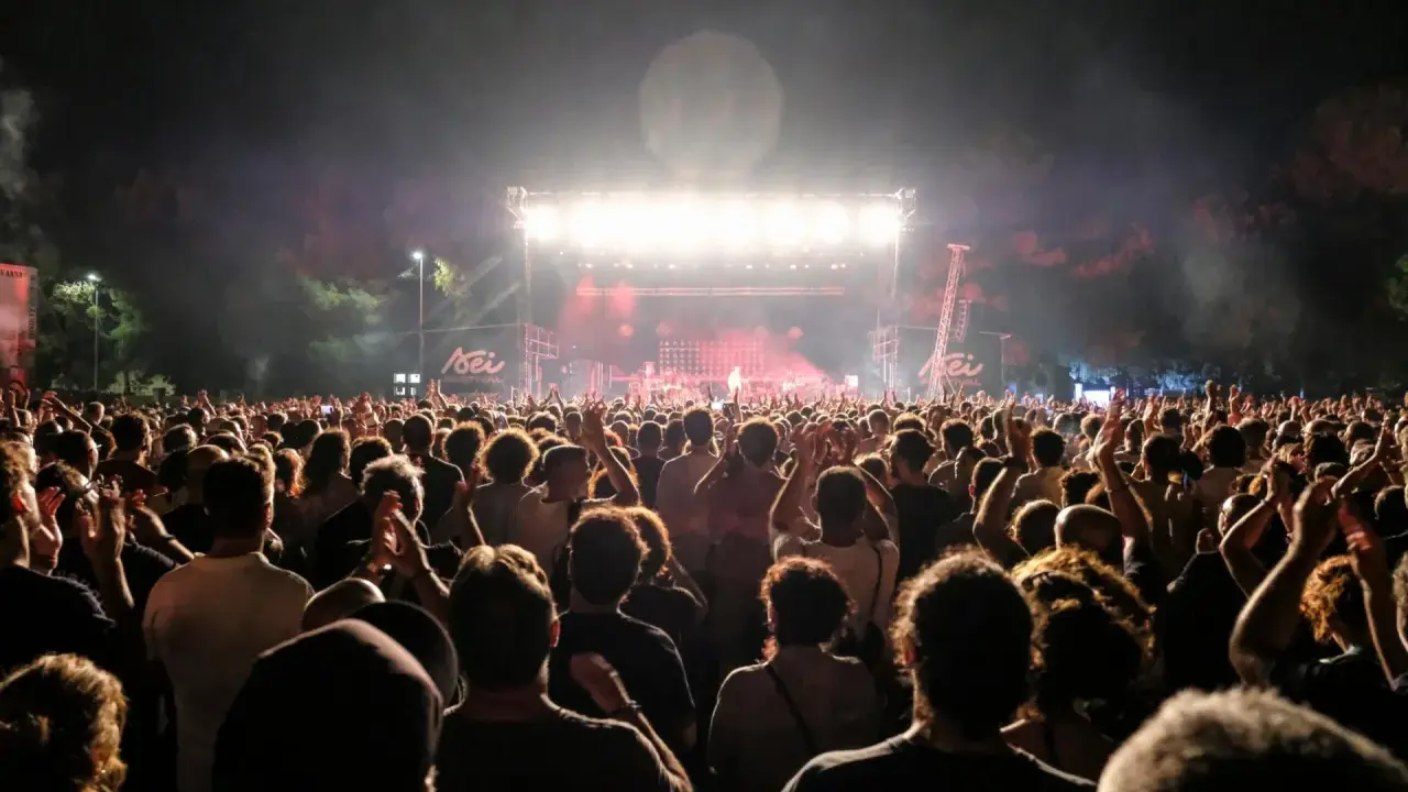 Folla entusiasta ai concerti Salento, luci sul palco e musica dal vivo.