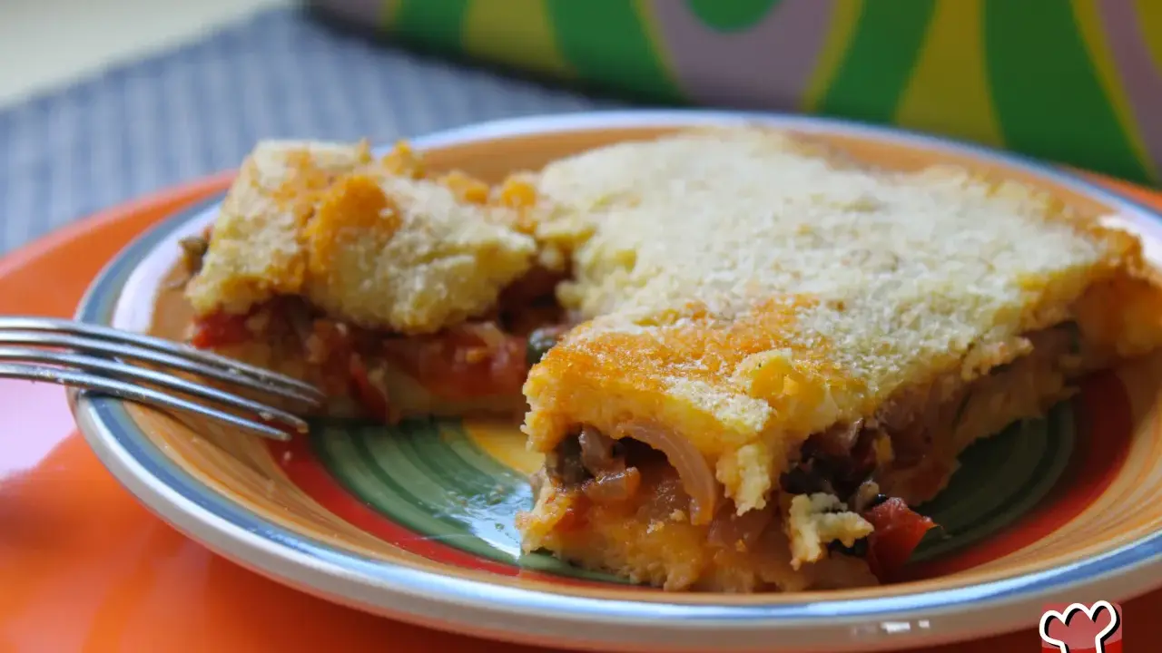 Fetta di torta salata con verdure e formaggio, un assaggio dei caroselli salentini.