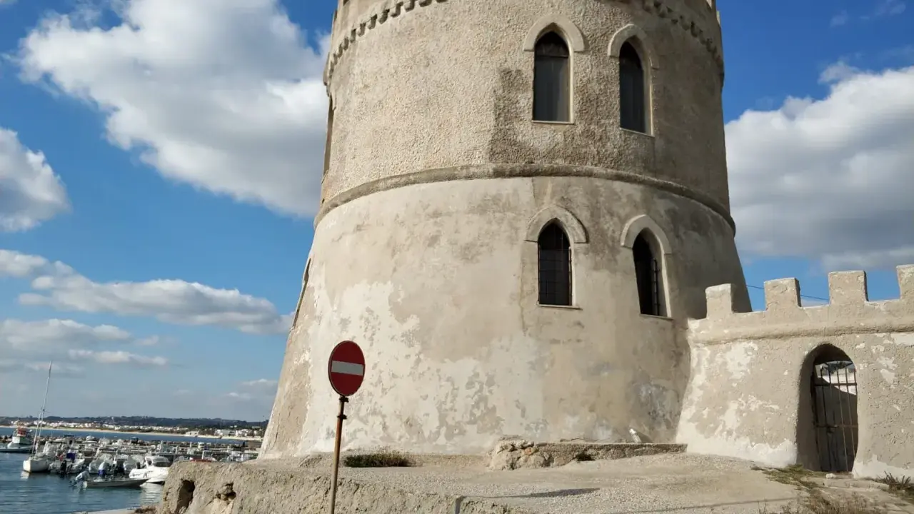 Torre Vado, un'antica torre di avvistamento domina il porto con le sue barche.