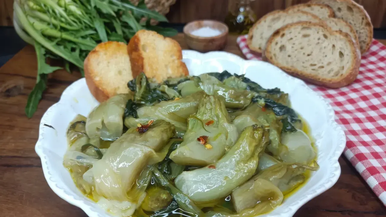 Verdure cotte in padella, un classico della cucina povera salentina, servite con pane tostato e un filo d'olio.