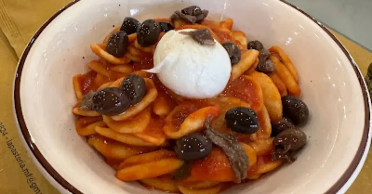Orecchiette con pomodoro, olive nere, acciughe e burrata, un assaggio dei piatti tipici tarantini.