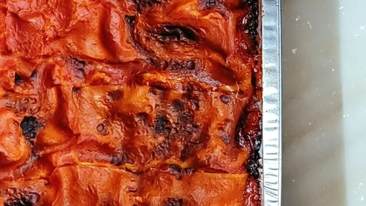 La lasagna salentina appena sfornata, con la sua crosticina dorata e invitante, pronta per essere gustata.