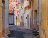 Un vicolo colorato a Galatone, con case rosa, gialle e bianche. Un luogo incantevole da scoprire, tra scorci suggestivi e architetture uniche.