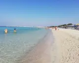 Spiaggia di Torre Lapillo, Salento. Acque cristalline e sabbia dorata per una giornata di sole e relax.
