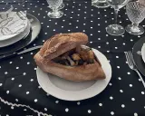Pane ripieno con verdure e formaggio, un assaggio degli antipasti tipici pugliesi.