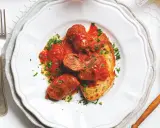 Braciole pugliesi in bianco, involtini di carne ripieni e cotti nel sugo, serviti su pane tostato e guarniti con prezzemolo fresco.