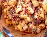 Polpo alla pignata, un sapore autentico di Lecce in un piatto ricco e gustoso. Tentacoli succulenti e patate condite con spezie.