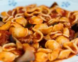 Orecchiette alla tarantina con melanzane e pomodoro, un piatto ricco e saporito.
