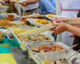 Un buffet ricco di pietanze per le feste e sagre oggi: ravioli, involtini e altro ancora.