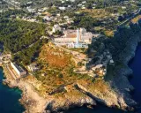 Panoramica di Santa Maria di Leuca, dove il Santuario domina la scogliera a picco sul mare blu intenso.