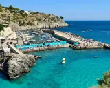 Castro Marina, un gioiello pugliese, dove si trova questo incantevole porto con acque cristalline e scogliere rocciose.