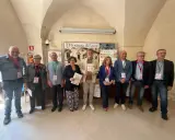 Gruppo di persone sorridenti, staff di "Popoli in Festa", durante eventi nel Salento.