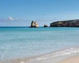 Acque cristalline e scogliere suggestive vicino alla torre dell'orso spiaggia.