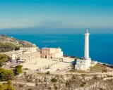 Il santuario e il faro di Santa Maria di Leuca dominano il lungomare, con il blu intenso del mare sullo sfondo.