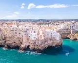 Panorami mozzafiato: case bianche aggrappate alle scogliere, mare turchese. Un assaggio di cosa vedere in Puglia, un sogno ad occhi aperti.