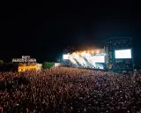 La folla in delirio a Gallipoli per la movida di Parco Gondar. Fumo e luci sul palco per un concerto indimenticabile.
