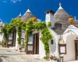 Trulli bianchi fioriti in Puglia, un'atmosfera magica per il 25 aprile.