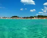 Acque cristalline e una spiaggia affollata di ombrelloni colorati: il **miglior lido Torre Lapillo** per una giornata di sole indimenticabile.