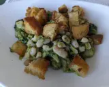 Un piatto di verdure verdi con fagioli bianchi e crostini dorati. Un vero "marenna" che sa di casa.