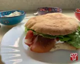Puccia salentina con prosciutto e lattuga. Un'idea semplice su come condire la puccia salentina per un pasto gustoso.