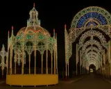 Un gazebo e archi luminosi creano un'atmosfera magica per una festa a diso.