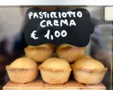 Pasticciotti alla crema, deliziosi dolci tipici pugliesi, in vetrina a €1,00.