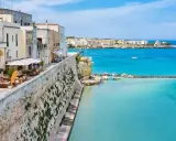 Vista panoramica del centro storico di Otranto, con case bianche affacciate sul mare turchese. Una mappa ideale per esplorare questo gioiello pugliese.