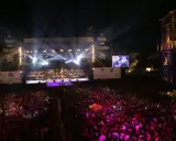 La Notte della Taranta, un'enorme folla festeggia sotto un palco illuminato. Le feste di settembre in Puglia sono magiche!