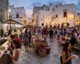 Festa in piazza con musica dal vivo e stand gastronomici, un'atmosfera vibrante che celebra gli eventi Salento.