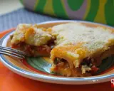 Fetta di torta salata con verdure e formaggio, un assaggio dei caroselli salentini.