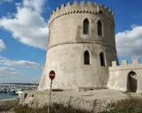Torre Vado, un'antica torre di avvistamento domina il porto con le sue barche.