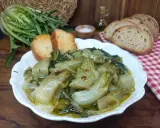 Verdure cotte in padella, un classico della cucina povera salentina, servite con pane tostato e un filo d'olio.