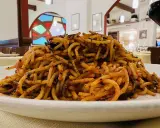 Un piatto di spaghetti con pomodoro e verdure, un assaggio di cosa si mangia a Bari.